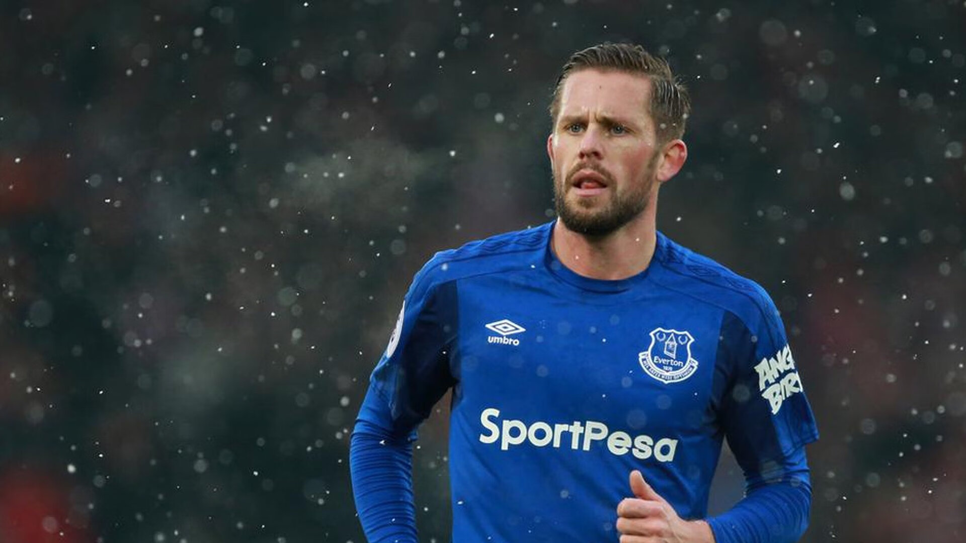 开云平台-引擎怒吼与战术博弈，鏖战黑马之困，塞恩斯的领袖时刻